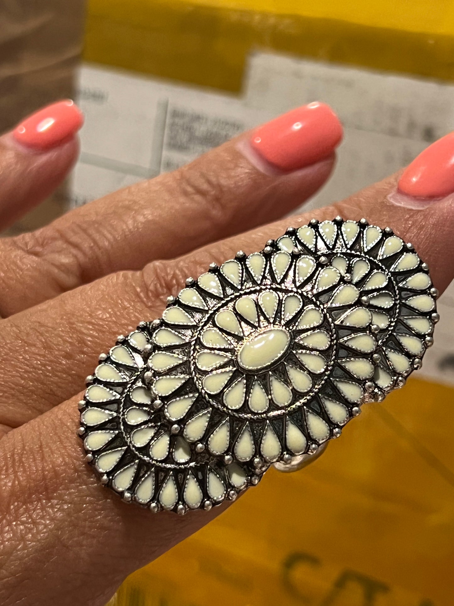 BEAUTIFUL OVAL STACKED CONCHO Ring - stretch