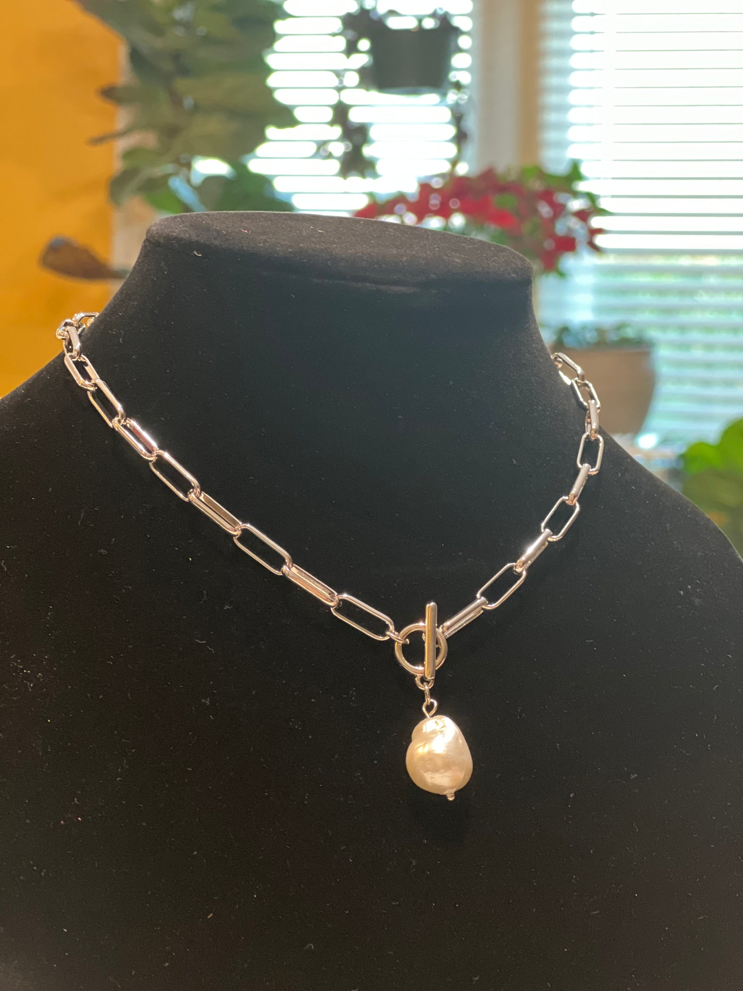 Beautiful silver or gold necklace w/ pearl