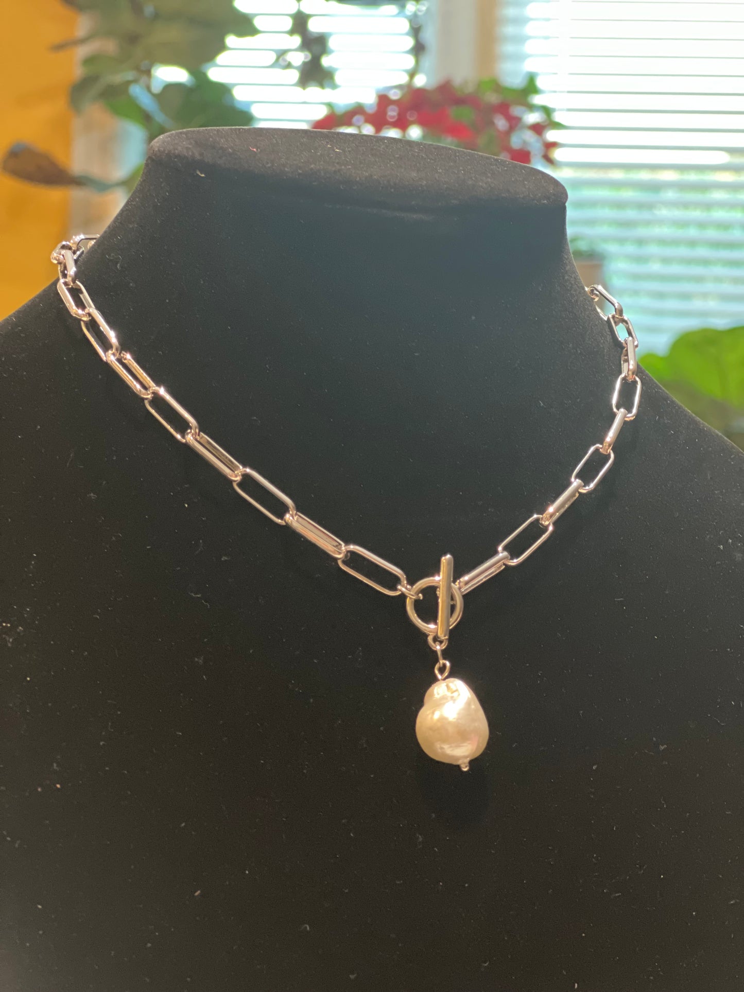 Beautiful silver or gold necklace w/ pearl