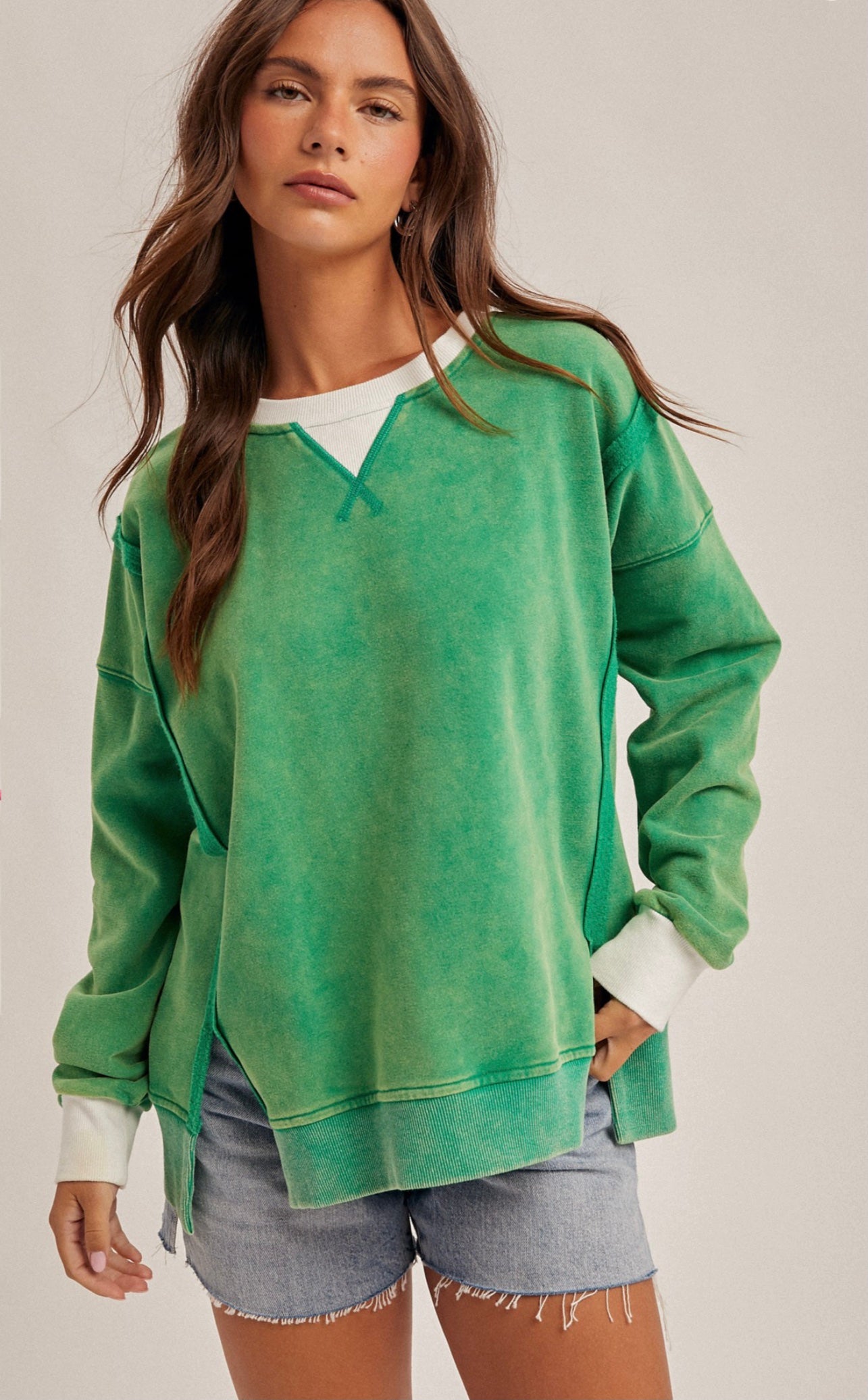 "Cozy Oversized Sweatshirt - Perfect for Fall & Winter"
