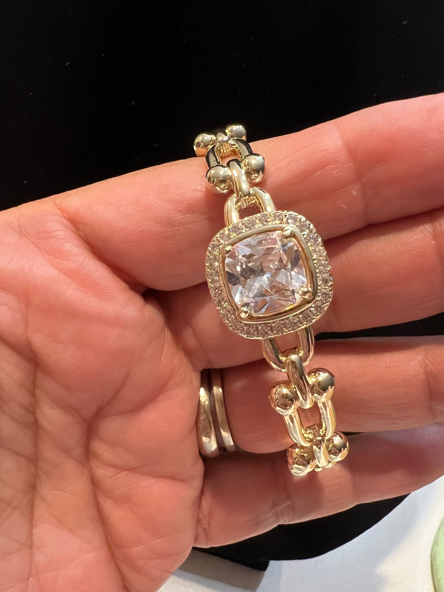 Gorgeous Gold Bracelet w/diamond