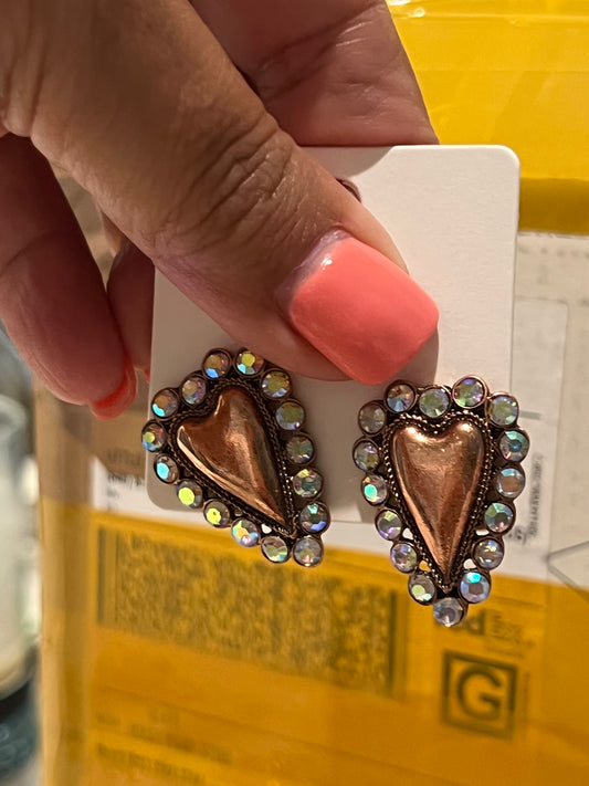 Super adorable Cooper heart earring w/ Aerodecent stones